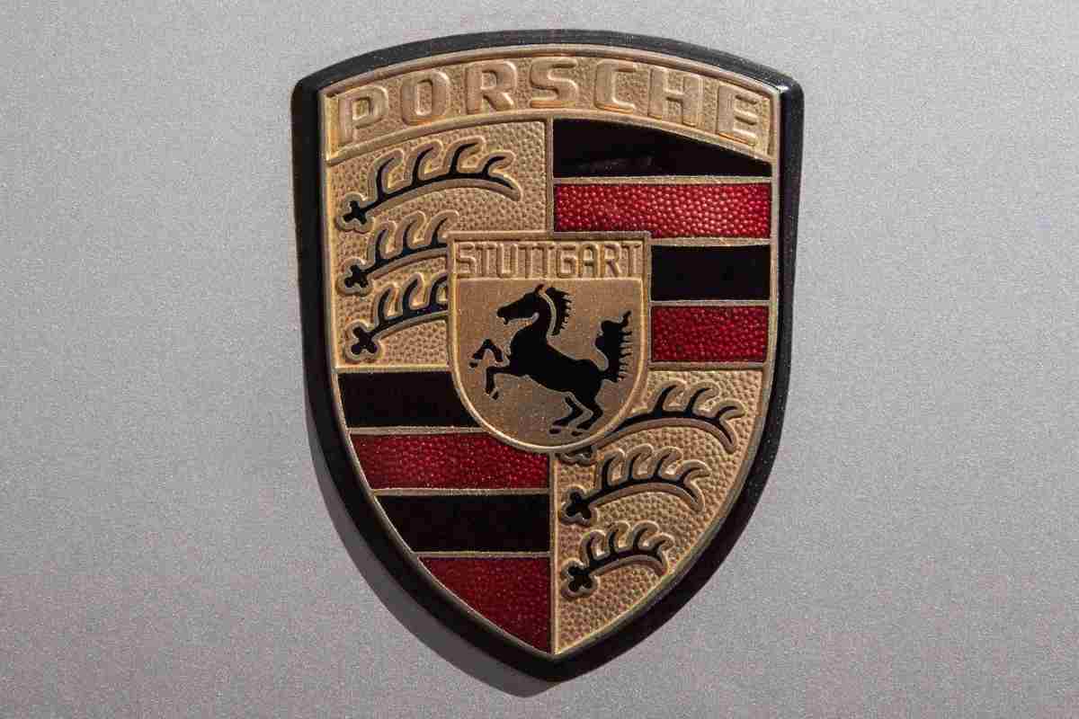 La Porsche finisce fuoristrada