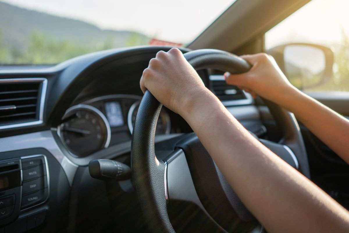 codice della strada guidare con i tacchi