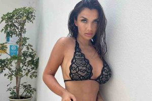 Elettra Lamborghini ha slacciato il costume: è praticamente nuda lì