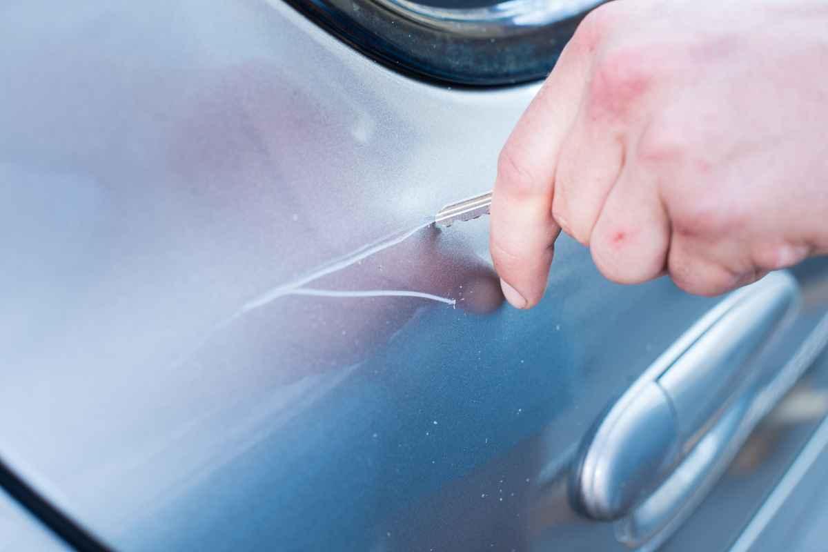 Auto graffiata, nuova truffa
