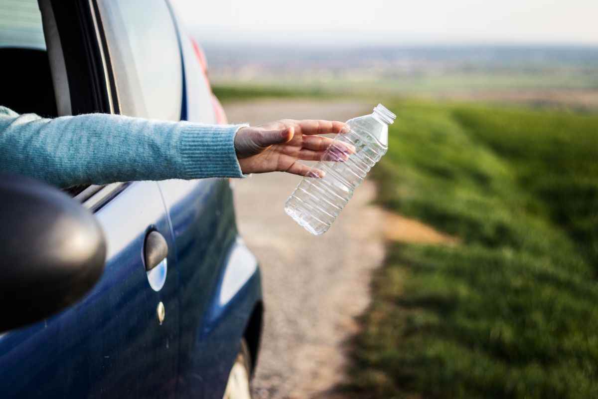 Multa Auto rifiuti finestrino