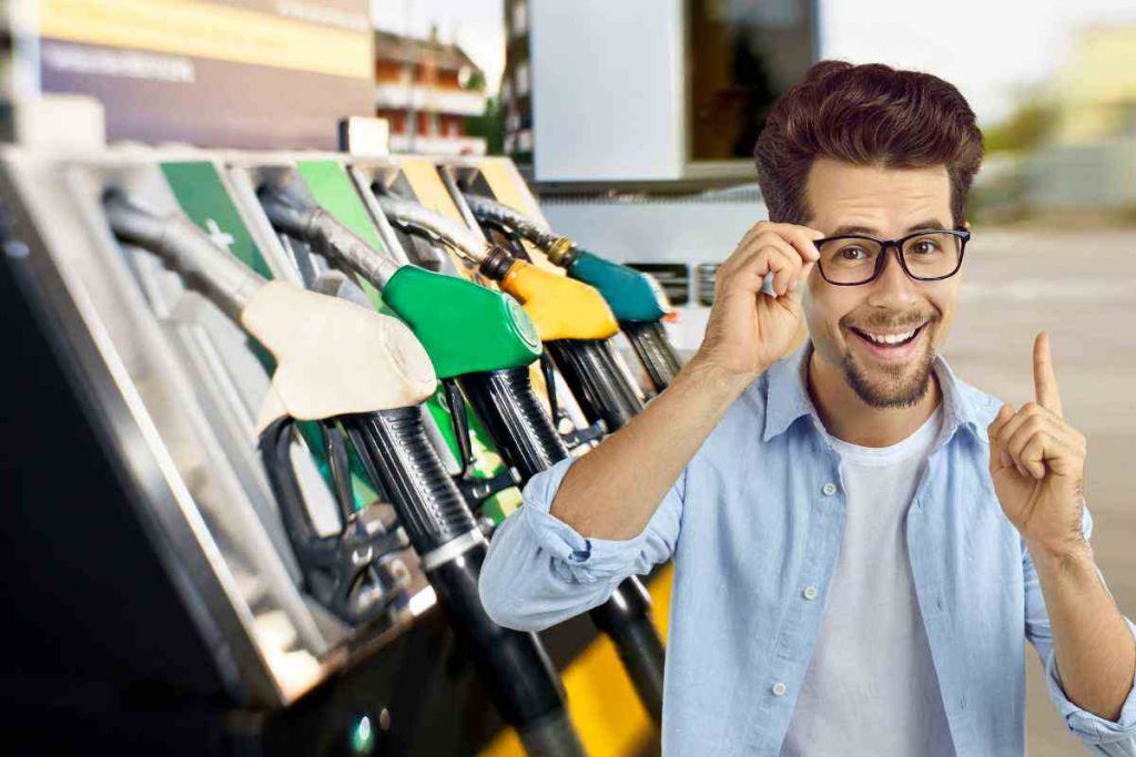 Caro carburanti, come risparmiare quando si fa il pieno: trucco geniale