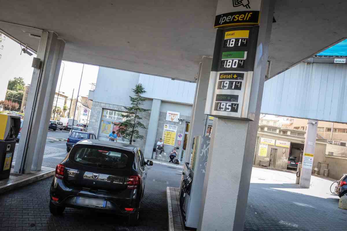 Guardia di Finanza multa pompa di benzina