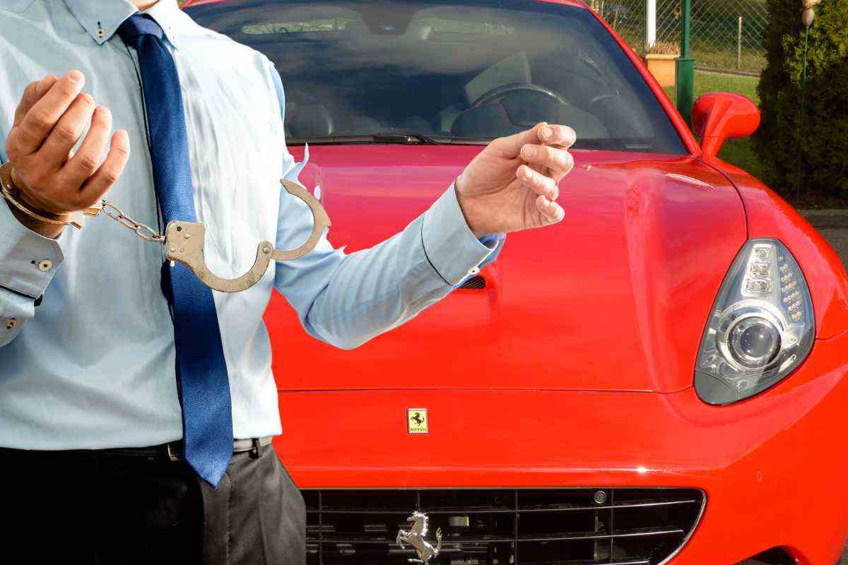 Ferrari, si fa quasi arrestare