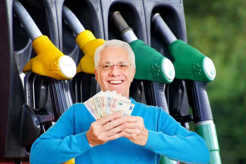 Se fai queste cose puoi risparmiare benzina: ecco i trucchi alla guida