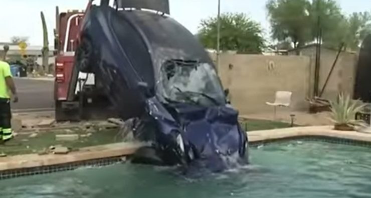 La Tesla finisce in piscina