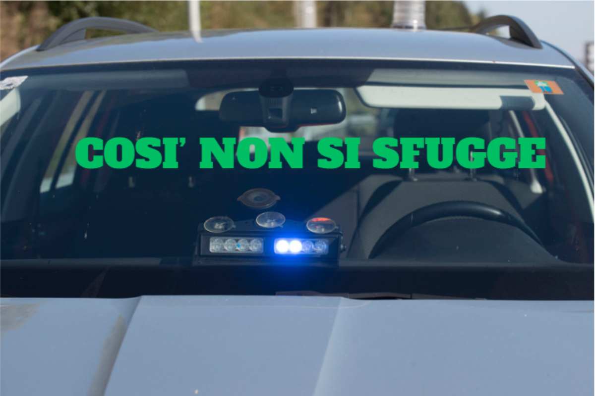 Auto civetta con lampeggiante blu