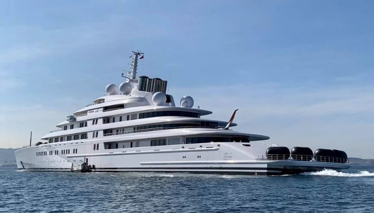 Azzam, tra i più grandi yacht