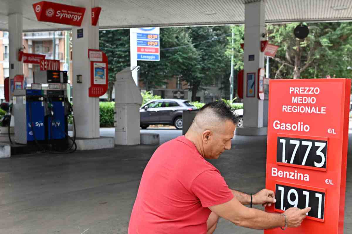 Il motivo dietro l'aumento del prezzo della benzina