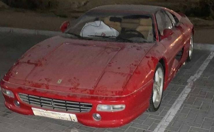 Ferrari abbandonata che strazio