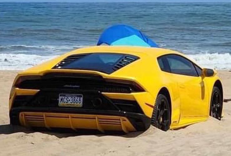 Una Lamborghini insabbiata