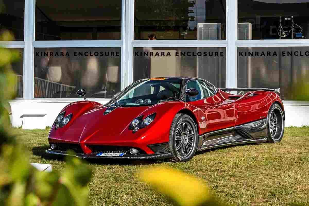 Pagani Huayra Lampo di colore rosso