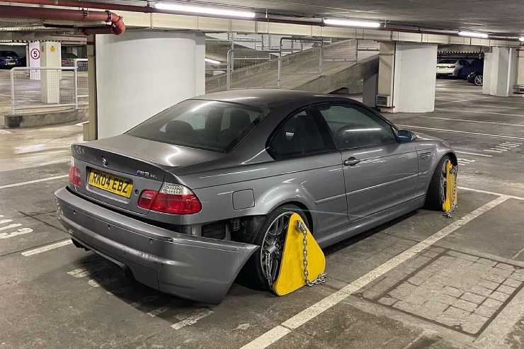 BMW M3, abbandonata nei parcheggi