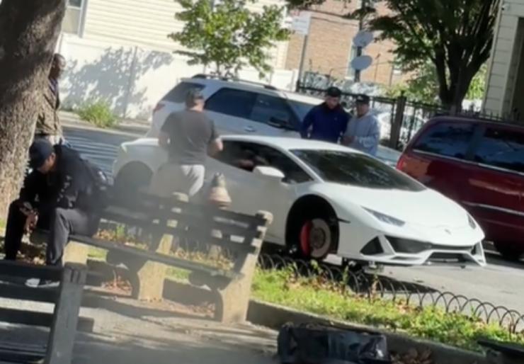 Lamborghini Huracan senza ruote nel Bronx