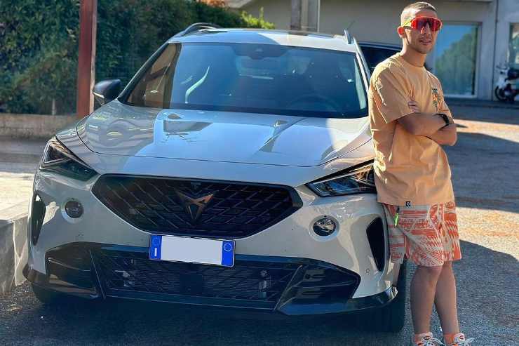 Andrea Migno sfreccia con la sua Cupra Born