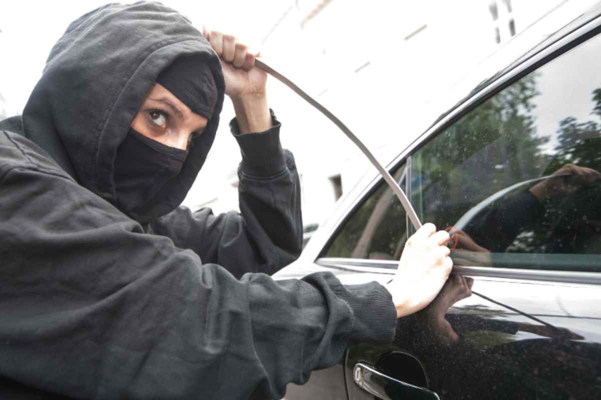 Strano furto auto