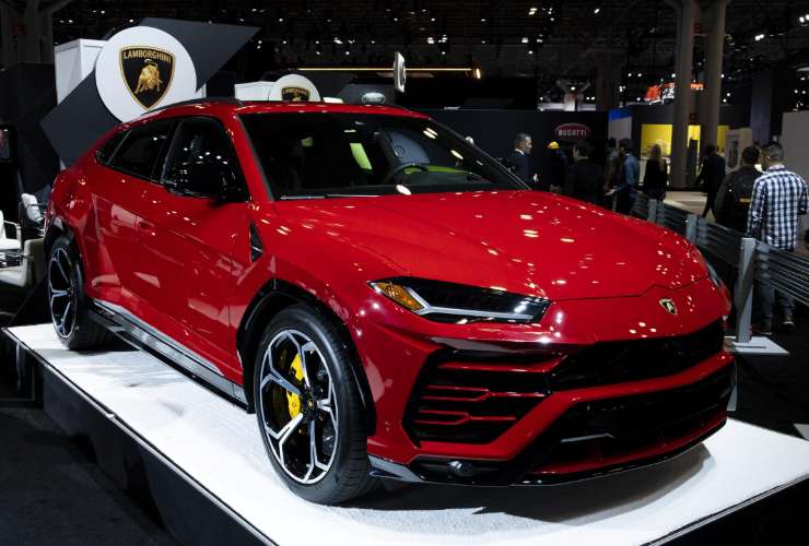 Noleggia una Lamborghini Urus con pochi km
