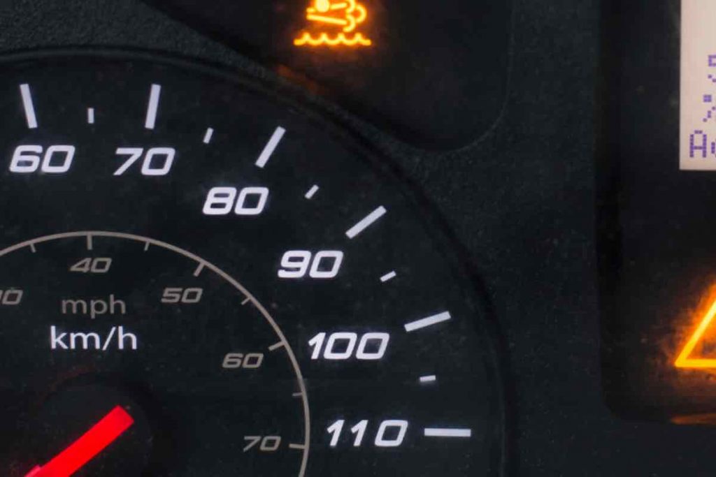 Questa spia in auto manda tutti nel panico: ecco cosa indica e come fare per spegnerla