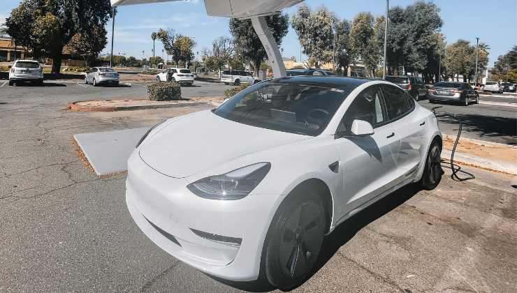 Tesla Model Y auto meno rubata