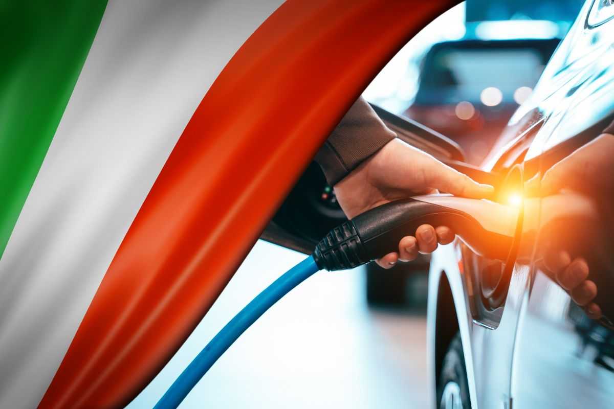 Auto elettrica boom: traguardo clamoroso, cosa succede in Italia