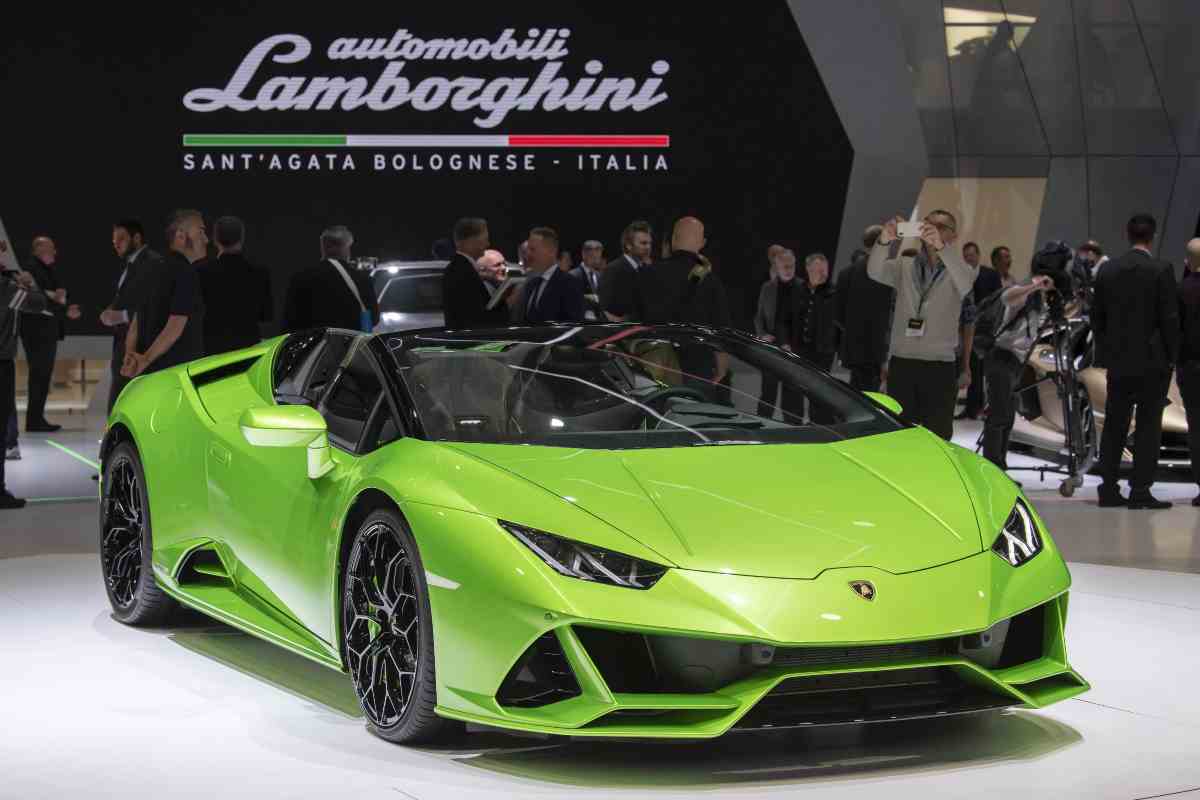 Lamborghini fa sognare i puristi: non è finita per il motore a combustione?