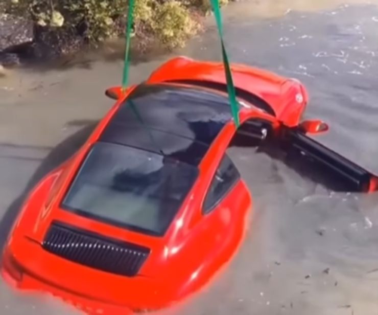 Porsche 911 finisce nel fiume