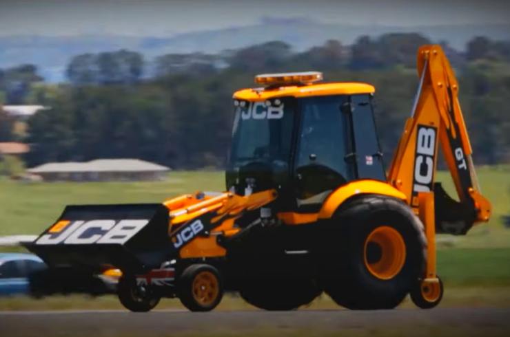 Dal cantiere alla pista: questa scavatrice corre come una supercar [VIDEO]