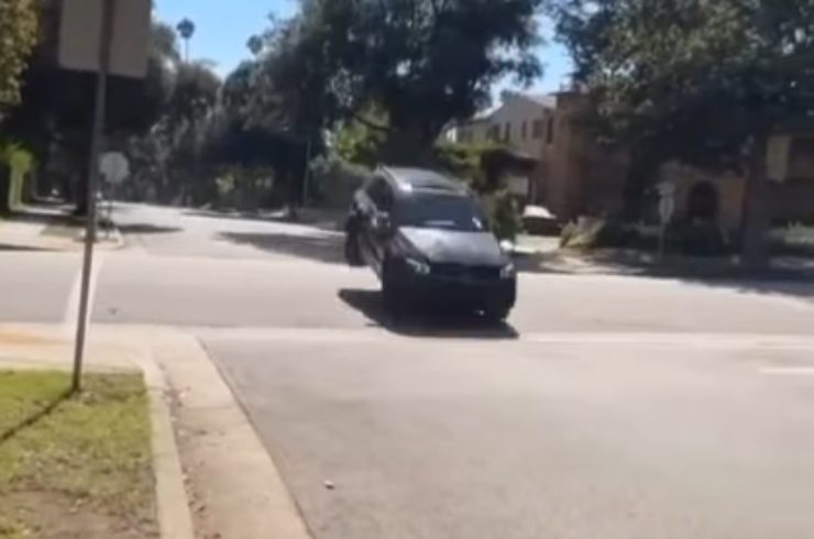 SUV vola su un dosso