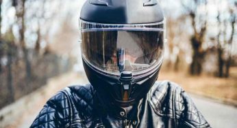 Guai ad andare in moto senza questo: non solo il casco, ora è ‘obbligatorio’ indossarlo