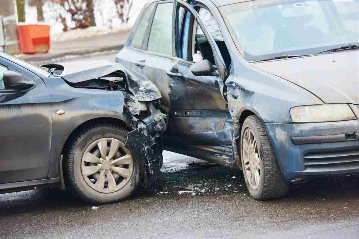 Incidente auto, se ti stanno truffando ecco come difenderti: bisogna farlo subito