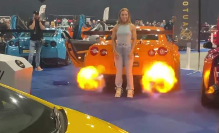 Le fiamme della Nissan GTR