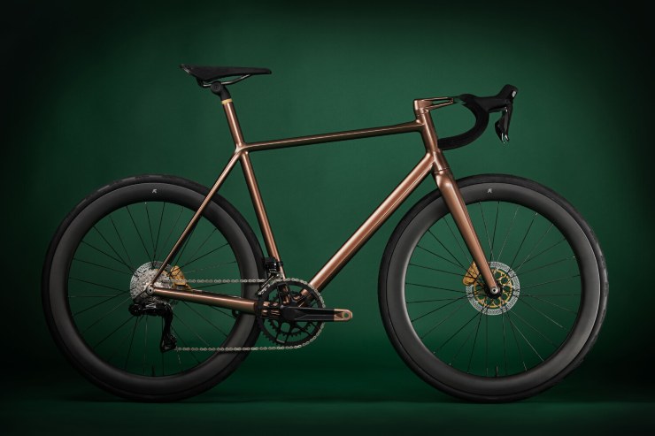 Aston Martin 1R biciclette carbonio titanio