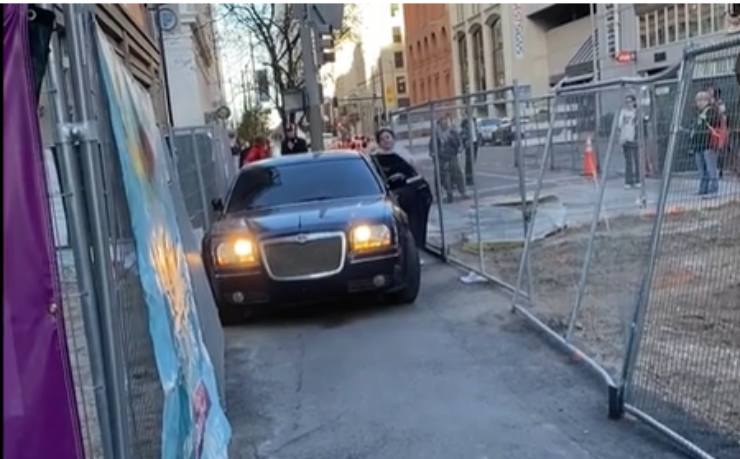 Chrysler 300 bloccata marciapiede manovra