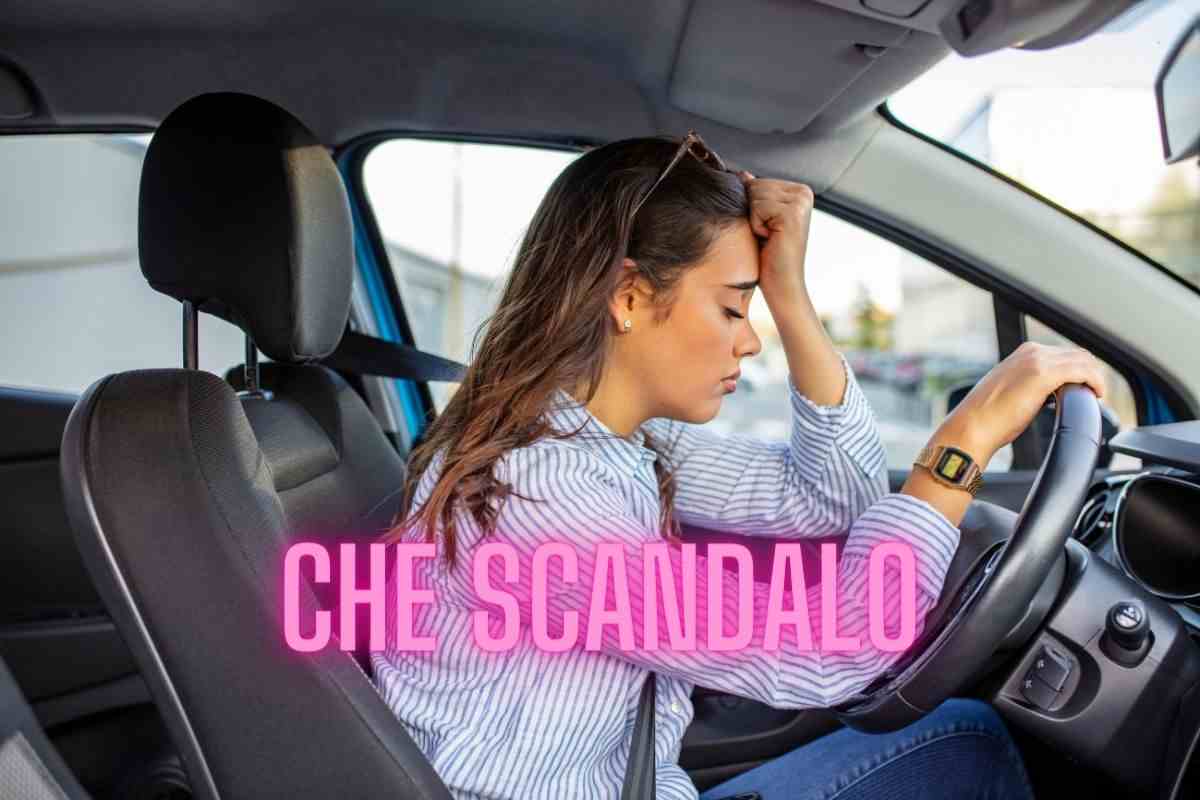 La donna fa una "guerra": non glielo fanno fare in auto, che scandalo