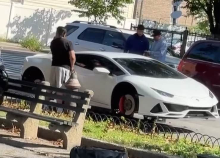 Lamborghini Huracan fluttuante rubate ruote