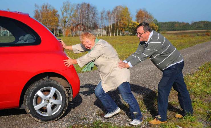 Trucco per far ripartire l'auto a spinta