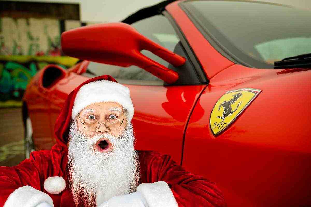Anche Babbo Natale molla la slitta per una Ferrari