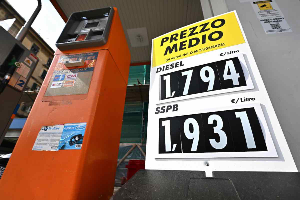Benzina, ai distributori torna il cartello col prezzo medio