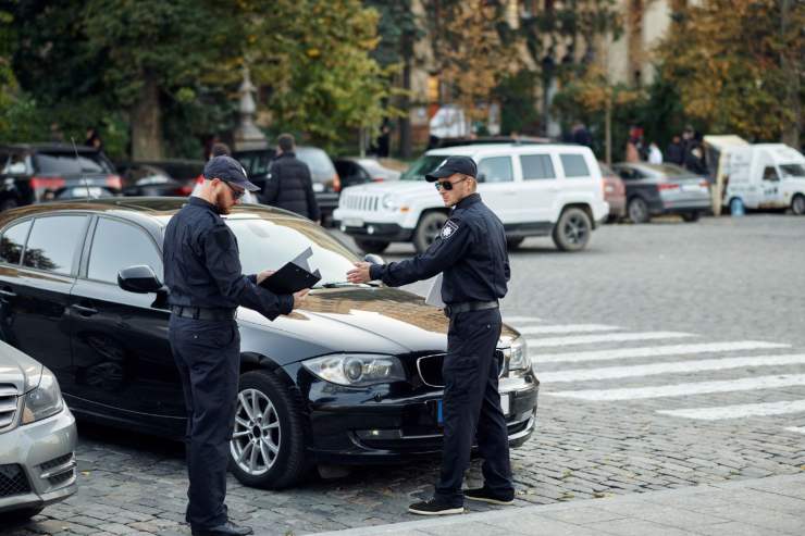 Caserma Polizia posto blocco auto assicurazione