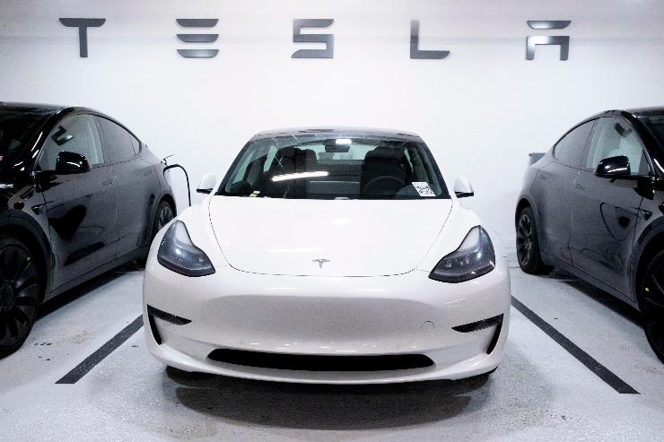 Tesla Model 3 laddning
