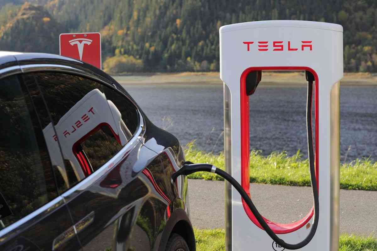 Tesla con ricarica gratis: la trovata folle di un cliente, guardate cosa si è inventato