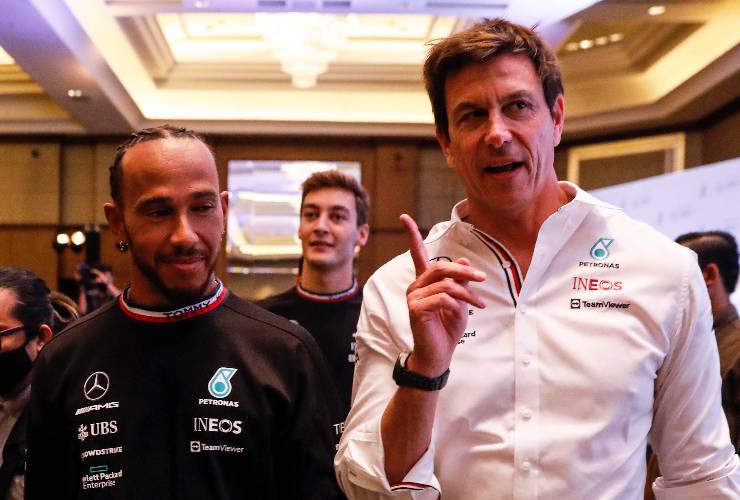 Lewis Hamilton e la promessa alla Mercedes