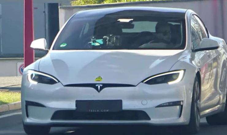 Tesla Model S Plaid gira a Maranello