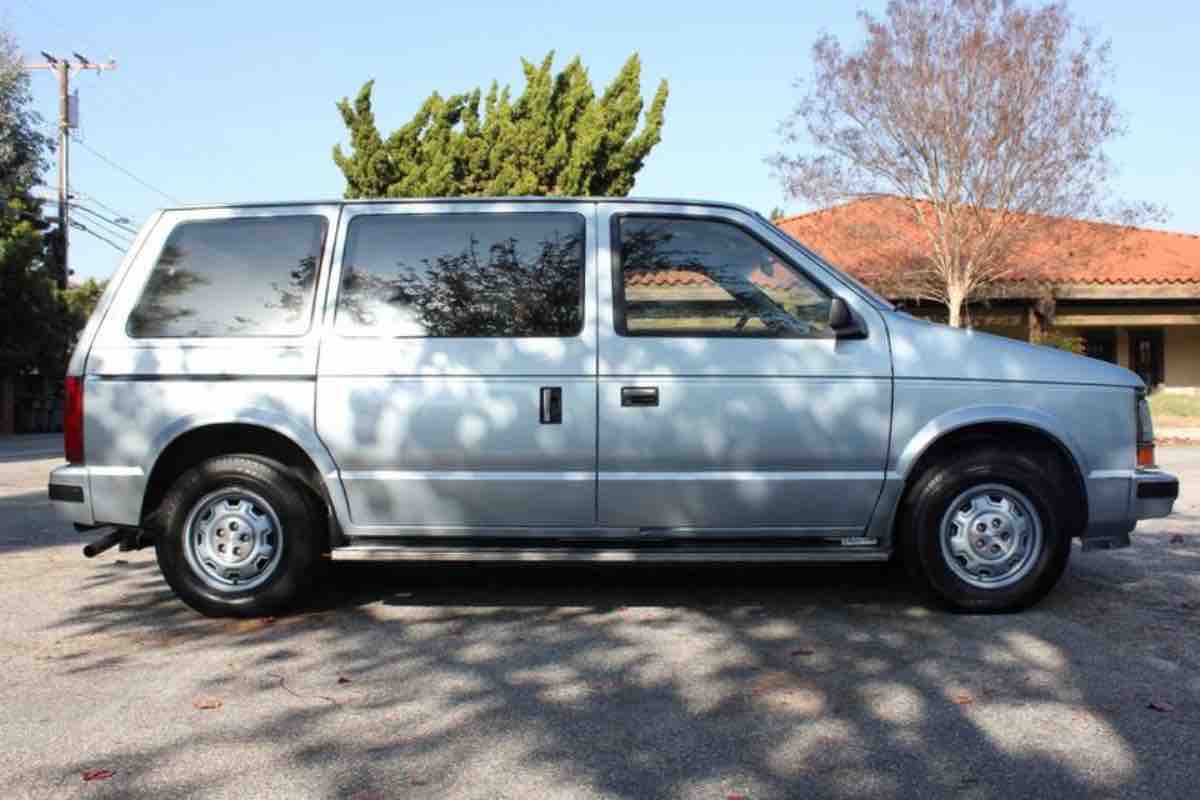 Minivan Dodge Caravan