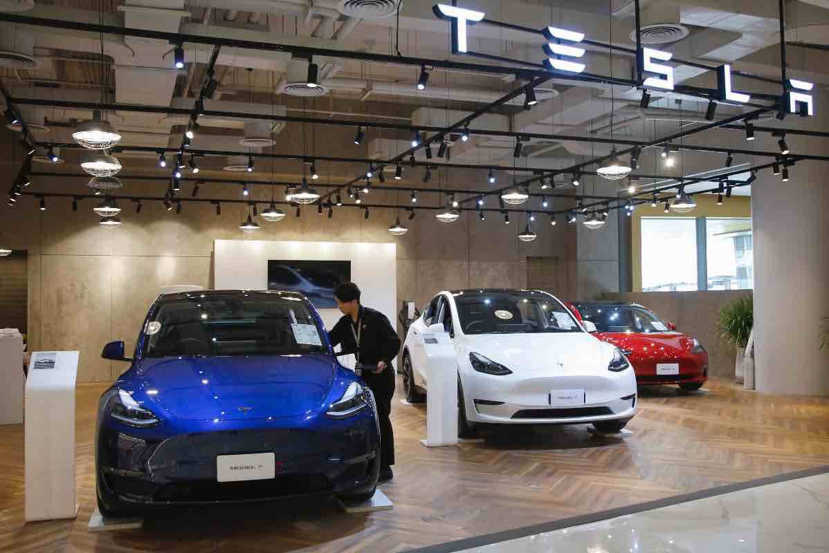 Auto Tesla rincaro del prezzo