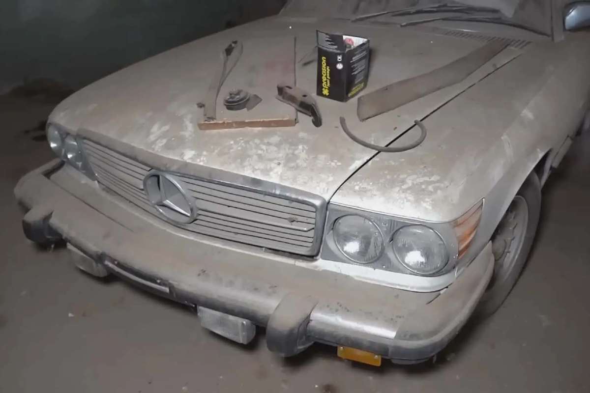 Mercedes Benz 450 SL abbandonata e lavata dopo 20 anni