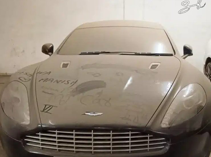 Un’Aston Martin abbandonata