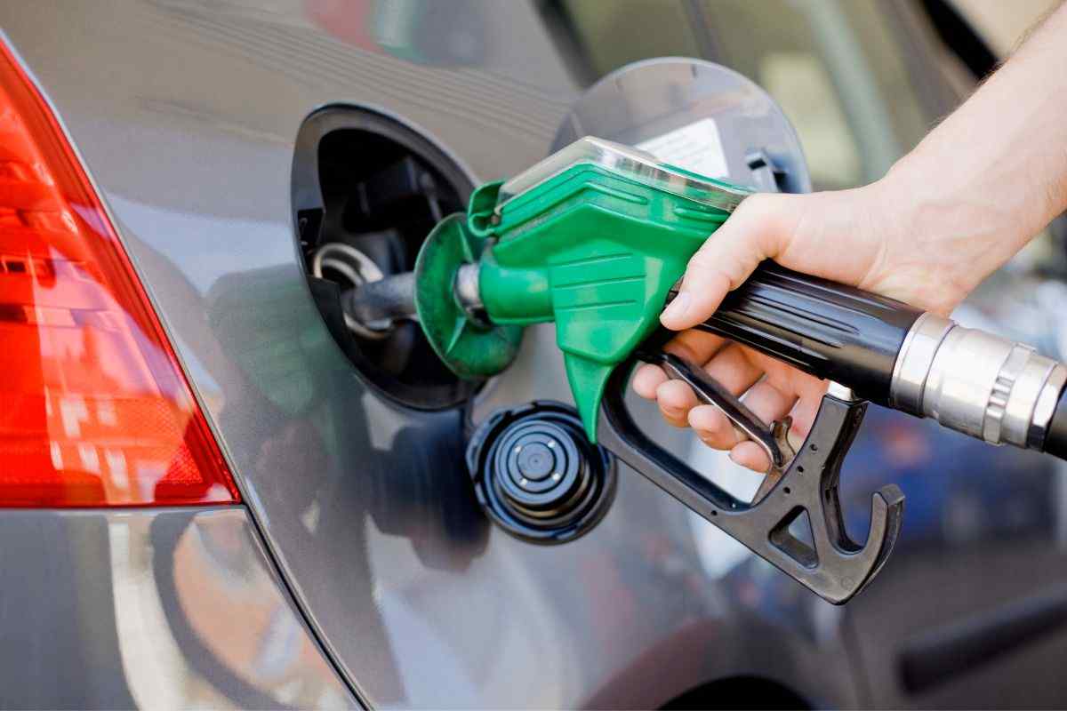 Prezzo della benzina, lo scenario è tragico: 3 euro a litro, dove e quando