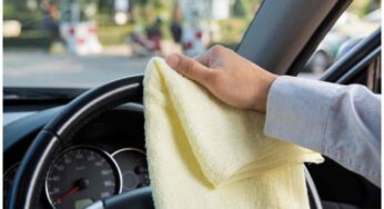 Auto, il trucco per pulire il volante: così non combinerete più disastri