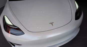 Tesla, arriva la Model 3 low cost: prezzi al minimo per l’azienda, la vogliono tutti